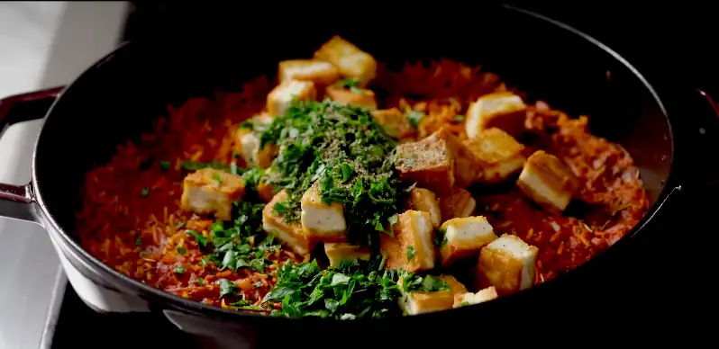 Gewürztes Kitchari mit Tofu und rotem Reis, eine gesunde, aromatische ayurvedische Mahlzeit mit nahrhaften Gemüse und Gewürzen.